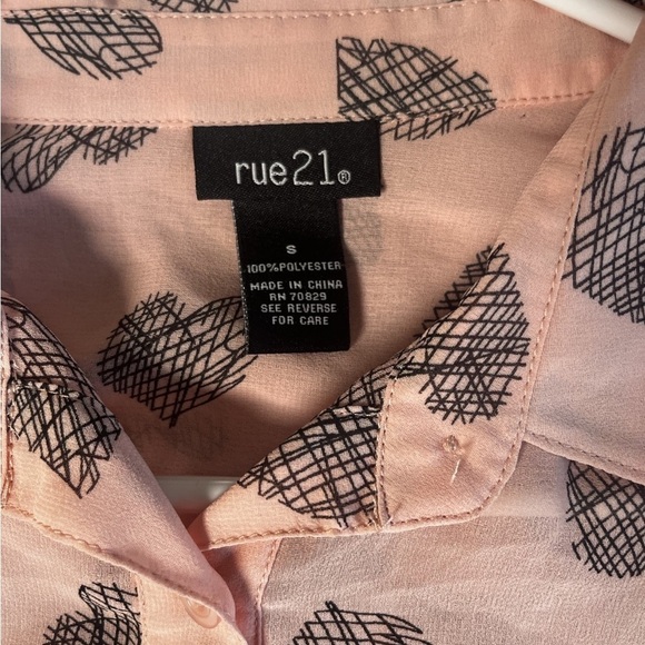 Rue 21 Blush Collar Buttondown Midsleeve RollTab Heart V Neck Shirt Size Small - Picture 3 of 14